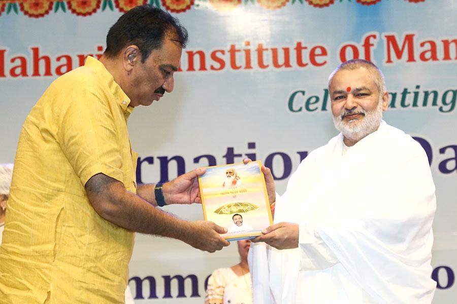 International Day of Peace and the commencement of the academic session of Maharishi Institute of Management, Indore. Padmashree Dr. Janak Palta Magligan was the chief guest of the programme and international poet Professor Rajeev Sharma and Dr. Rajeev Dixit DCDC, Devi Ahilya University were the special guests. 